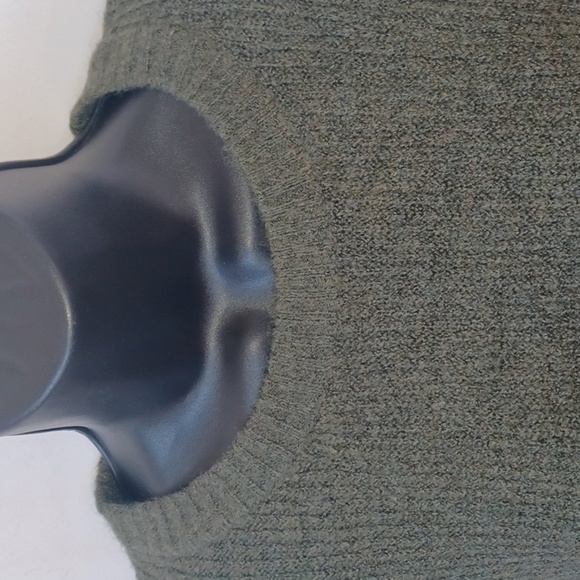 Old Navy Ribbed Crewneck long sleeve sweater, Green/Olive/khaki, Size M - Picture 2 of 6